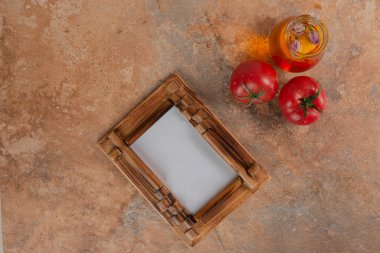 Bir kavanoz meyve suyu, resim çerçevesi ve mermer arka planda domatesler. Yüksek kalite fotoğraf
