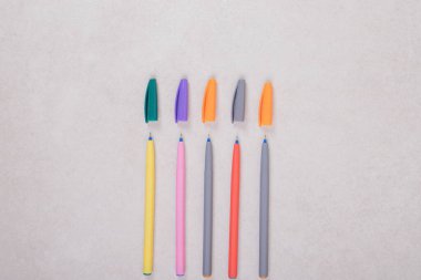 Beyaz arkaplanda renkli işaret kalemleri