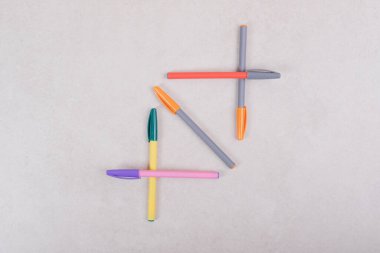 Beyaz arkaplanda renkli işaret kalemleri