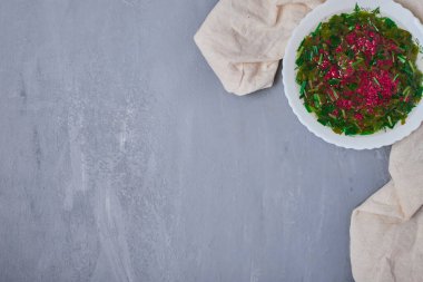 Mavi arka planda beyaz tabakta sebze salatası. Yüksek kalite fotoğraf