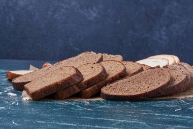 Mavi arka planda zanaatkar ekmek dilimleri. Yüksek kalite fotoğraf