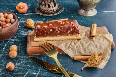 Çikolata kremalı ve fındıklı rulo kek. Yüksek kalite fotoğraf