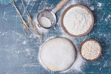 Hamur ve malzemeler mavi arka planda. Yüksek kalite fotoğraf