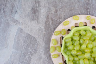 Tahta parçasında bir kase yeşil üzüm. Yüksek kalite fotoğraf