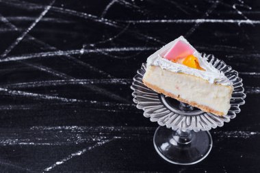 Cam kek tabağında cheesecake. Yüksek kalite fotoğraf