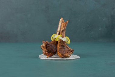 Mavi masada ızgara kuzu pirzolası. Yüksek kalite fotoğraf