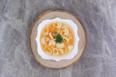 Etli makarna çorbası ve doğranmış otlar. Yüksek kalite fotoğraf