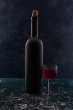 Kırmızı şarap kadehi ve şişe mermer masada. Yüksek kalite fotoğraf
