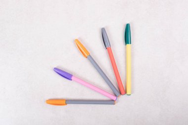 Beyaz arkaplanda renkli işaret kalemleri