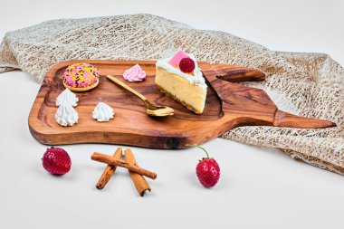 Tahta üzerinde bir dilim cheesecake. Yüksek kalite fotoğraf