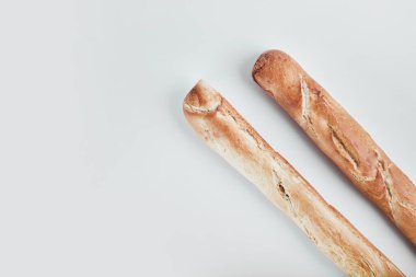 Köşedeki beyaz arka planda izole edilmiş baget ekmeği. Yüksek kalite fotoğraf