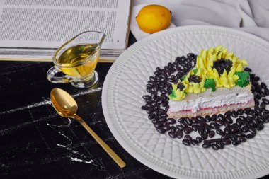 Beyaz bir tabakta çikolata çekirdekli ayçiçeği desenli kek. Yüksek kalite fotoğraf