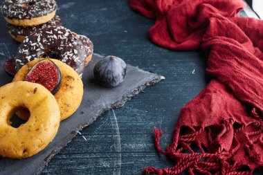 Siyah taş tepside çikolatalı çörekler. Yüksek kalite fotoğraf