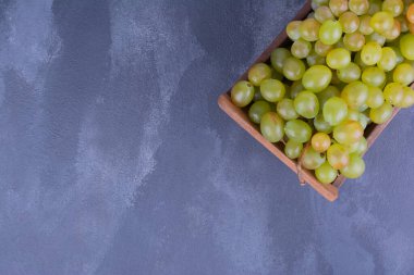 Tahta tepside bir demet üzüm. Yüksek kalite fotoğraf