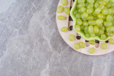 Tahta parçasında bir kase yeşil üzüm. Yüksek kalite fotoğraf