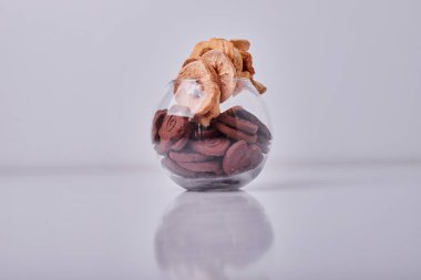 Kakaolu kurabiye ve ananas dilimleri gri arka plandaki cam bardakta. Yüksek kalite fotoğraf