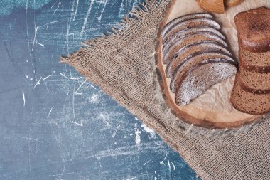 Mavi arka planda siyah ekmek dilimleri. Yüksek kalite fotoğraf