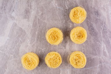 Erişte tepeleri mermer zeminde izole edilmiş. Yüksek kalite fotoğraf