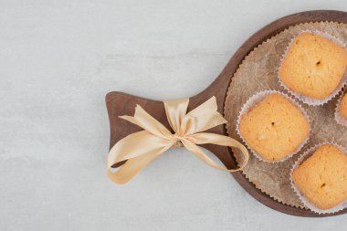 Kurdeleyle süslenmiş, kremalı tatlı kurabiyeler. Yüksek kalite fotoğraf