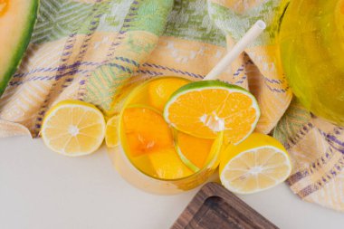 Beyaz yüzeyinde limon dilimleri olan bir bardak limonata. Yüksek kalite fotoğraf