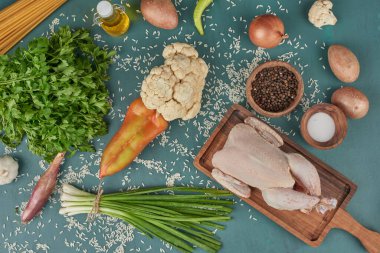 Ahşap bir tahtanın üzerinde baharatlı ve sebzeli çiğ tavuk. Yüksek kalite fotoğraf