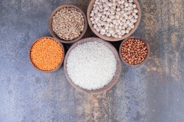 Tahta kaselerde çeşitli çiğ fasulye, mercimek ve pirinç. Yüksek kalite fotoğraf