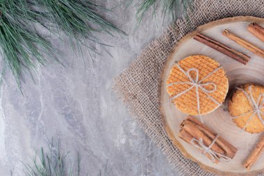 Tahtada üzerinde tarçın çubukları olan çıtır kurabiyeler. Yüksek kalite fotoğraf