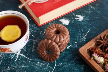 Çikolatalı kurabiyeli bir fincan çay. Yüksek kalite fotoğraf