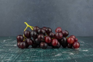 Mermer masada siyah üzüm kümesi. Yüksek kalite fotoğraf