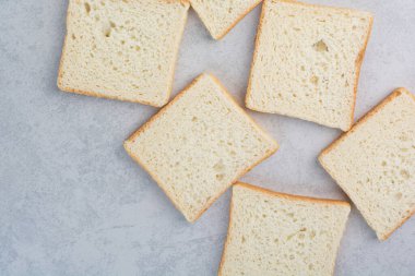 Taş zeminde bir sürü ekmek dilimi. Yüksek kalite fotoğraf