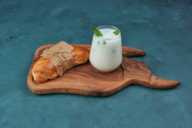 Bir fincan yoğurtlu kruvasan. Yüksek kalite fotoğraf