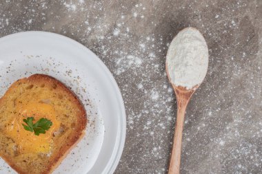 Kızarmış yumurta içinde kızarmış ekmek dilimi beyaz tabakta un ile. Yüksek kalite fotoğraf