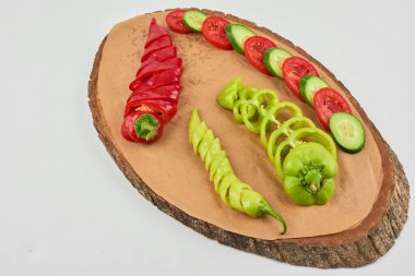 Beyaz arka planda tahta bir tahtada dilimlenmiş kırmızı biber. Yüksek kalite fotoğraf