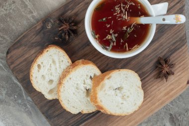 Kesme tahtasında ekmek dilimleri ve bir fincan çay. Yüksek kalite fotoğraf