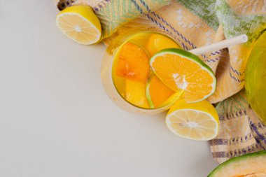 Beyaz yüzeyinde limon dilimleri olan bir bardak limonata. Yüksek kalite fotoğraf