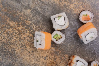 Mermer arka planda lezzetli farklı suşi seti.
