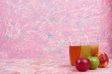 Meyve suyu dolu şeftali ve elmalar. Yüksek kalite fotoğraf