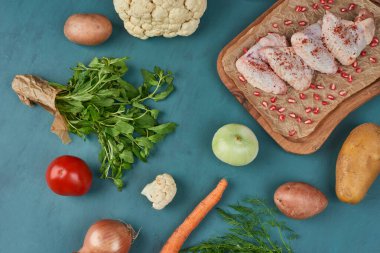 Tahtada sebze ve otlarla birlikte tavuk kanadı. Yüksek kalite fotoğraf