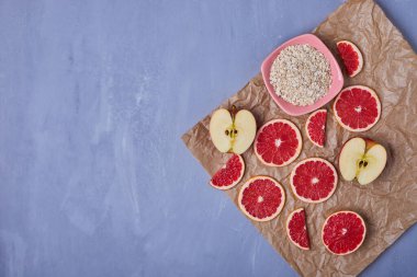 Mavi arka planda elma ve greyfurtlar. Yüksek kalite fotoğraf