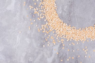 Mermer arka planda izole edilmiş bezelye fasulyesi. Yüksek kalite fotoğraf