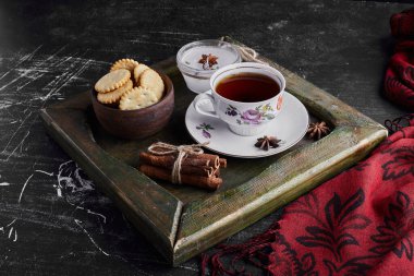 Metalik tepside bir fincan çay ve kurabiyeler. Yüksek kalite fotoğraf