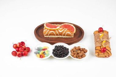 Beyaz arka planda tahta bir tahtanın üzerinde yuvarlak kekler. Yüksek kalite fotoğraf