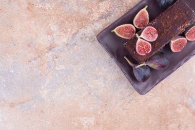 İncirli siyah tabakta bir dilim çikolatalı pasta. Yüksek kalite fotoğraf