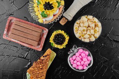 Bir dilim ballı pasta ve diğer tatlar. Yüksek kalite fotoğraf