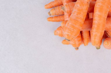 Beyaz arka planda bir sürü taze havuç.