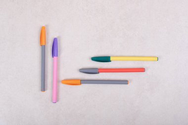 Beyaz arkaplanda renkli işaret kalemleri