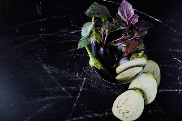 Melanzane Viola Sfondo Nero Con Erbe Foto Alta Qualità — Foto Stock