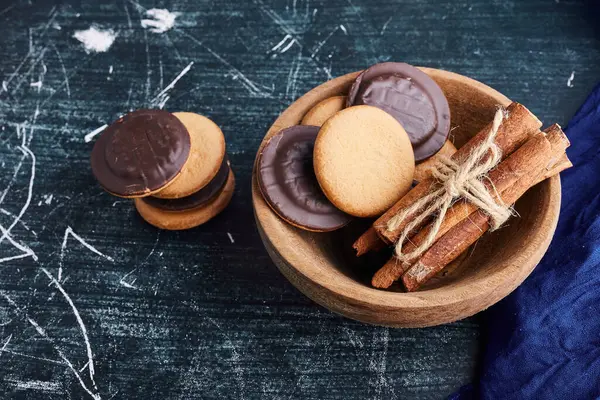 Çikolatalı ve tarçınlı kurabiye. Yüksek kalite fotoğraf