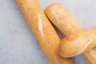 Mermer arka planda güzel kokulu baget ekmeği. Yüksek kalite fotoğraf