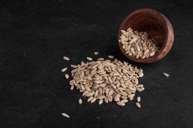 Tahta bir fincandan ayçekirdeği. Yüksek kalite fotoğraf